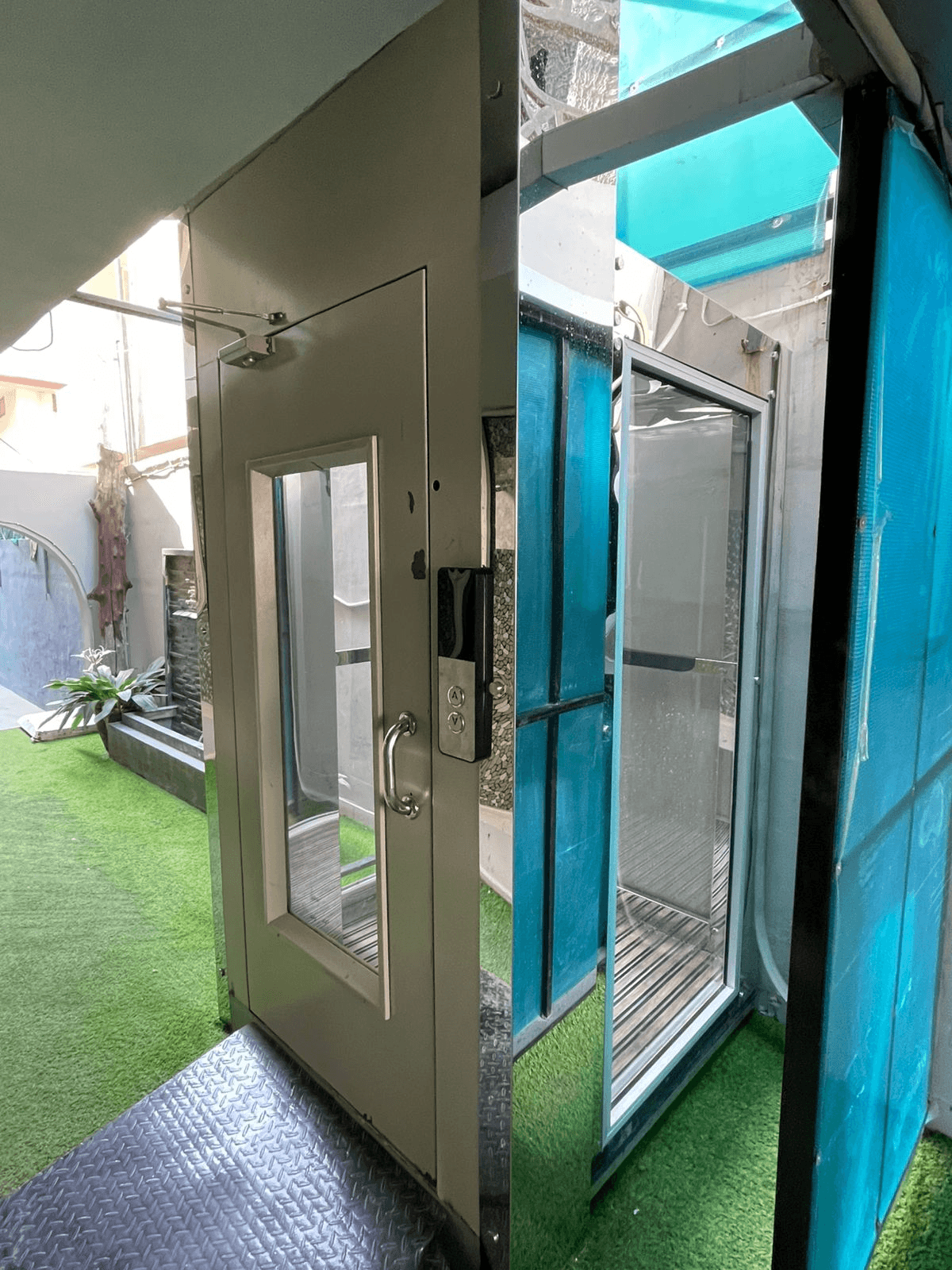 Former National Hockey Player's Full Cabin Lift